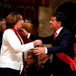 Ada Colau saluda a Manuel Valls en su toma de posesión como alcaldesa de Barcelona