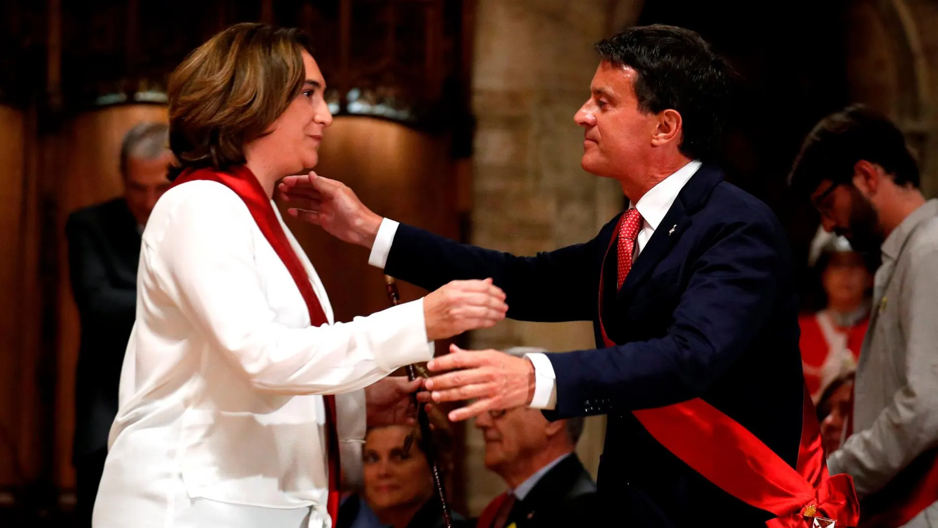 Ada Colau saluda a Manuel Valls en su toma de posesión como alcaldesa de Barcelona