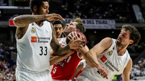 Llull y Thompkins intentan frenar la penetración del manresano Jou / Efe
