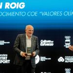 El presidente del COE, Alejandro Blanco, entregó al presidente de la Fundación Trinidad Alfonso, Juan Roig, una placa de reconocimiento del COE a los «Valores Olímpicos»