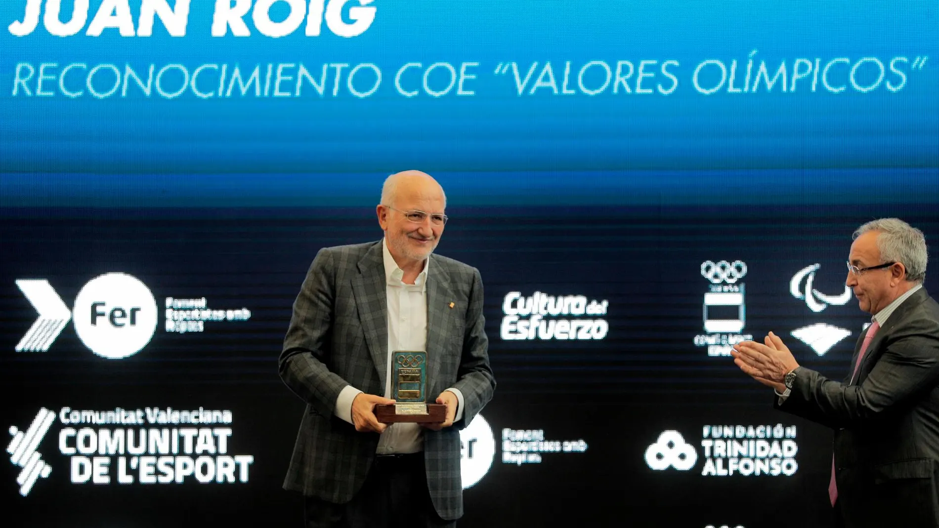 El presidente del COE, Alejandro Blanco, entregó al presidente de la Fundación Trinidad Alfonso, Juan Roig, una placa de reconocimiento del COE a los «Valores Olímpicos»
