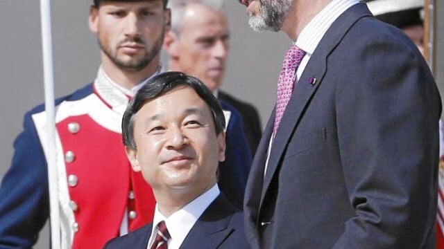 El Príncipe y el heredero de Japón pasan revista a la Guardia Real