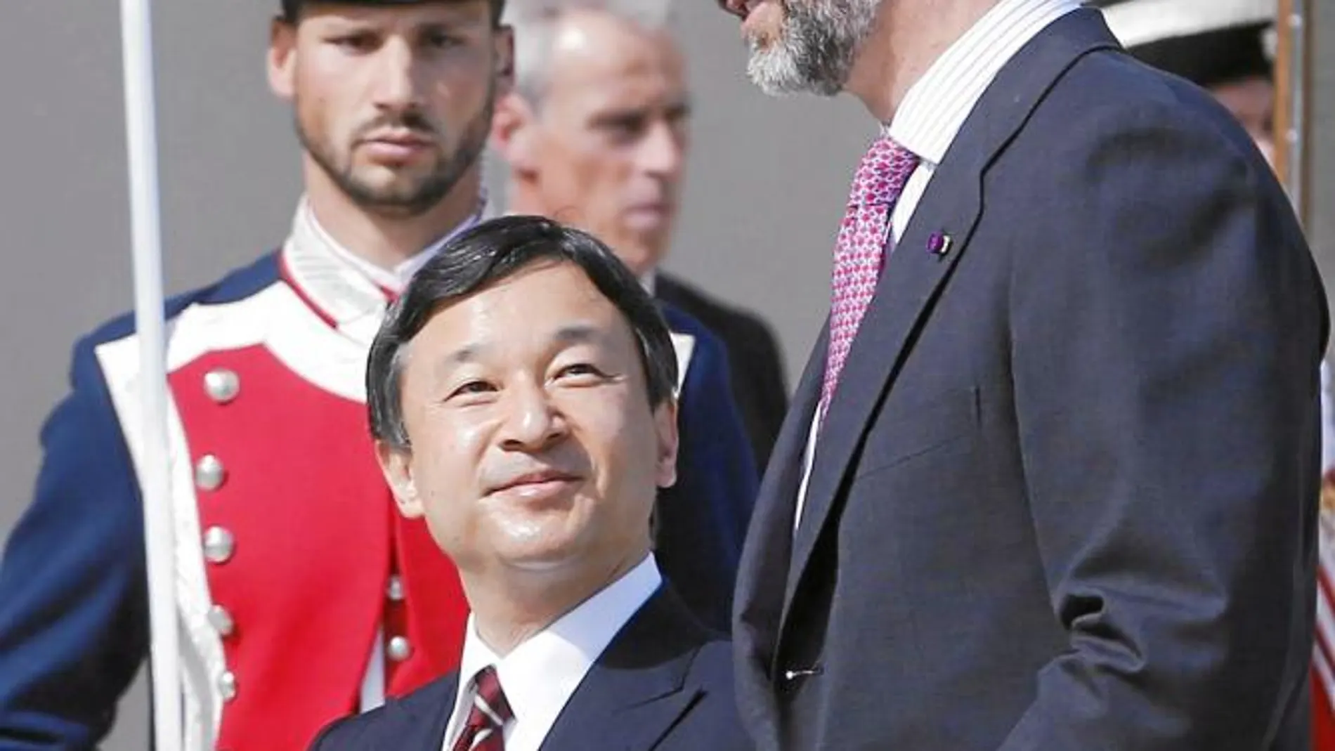 El Príncipe y el heredero de Japón pasan revista a la Guardia Real
