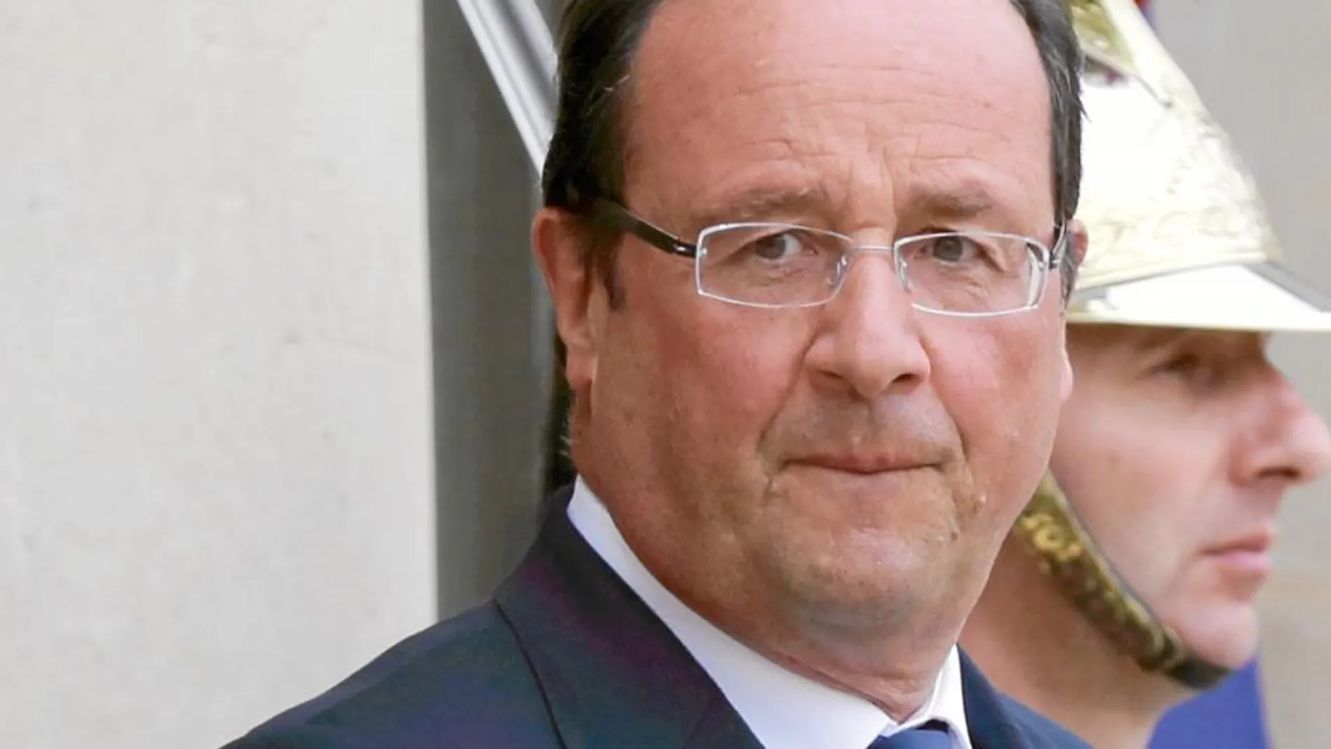 El presidente francés, François Hollande, anoche, durante la entrevista televisiva