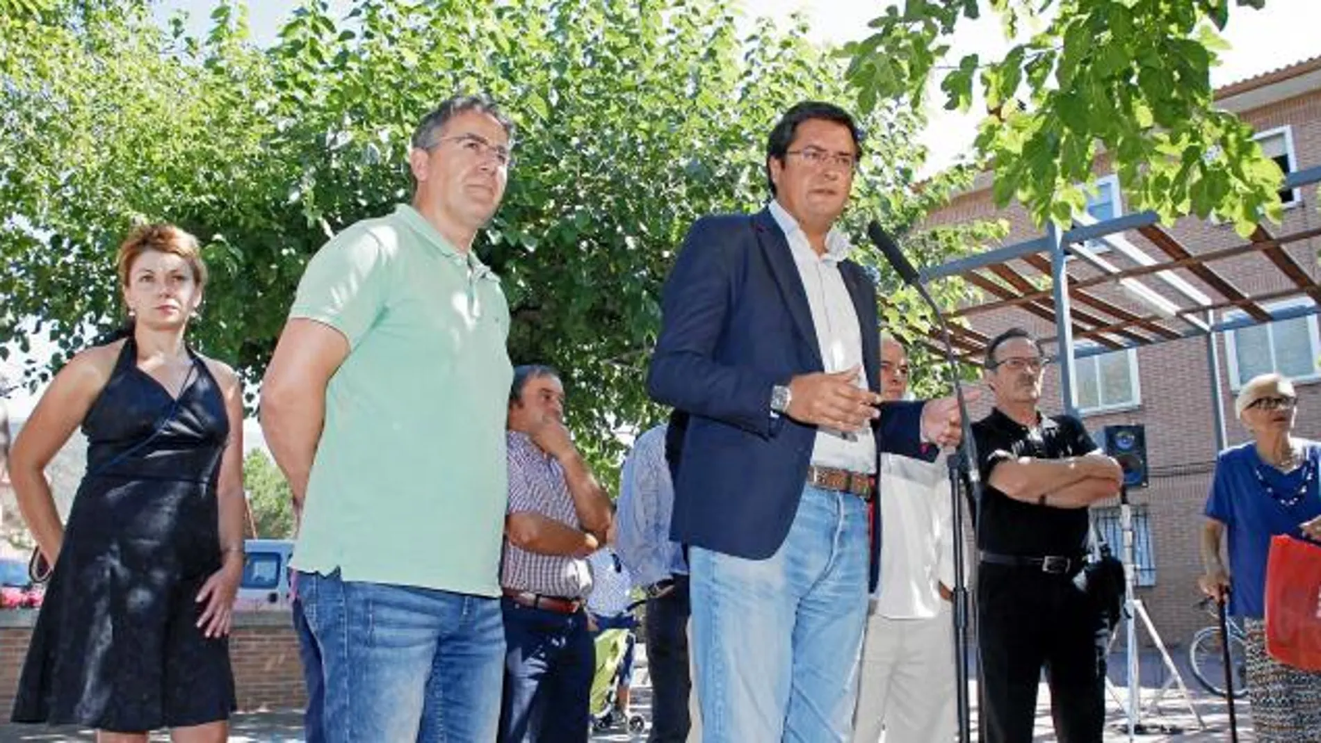 Óscar López durante su visita en el día de ayer a la localidad abulense de Sotillo de la Adrada
