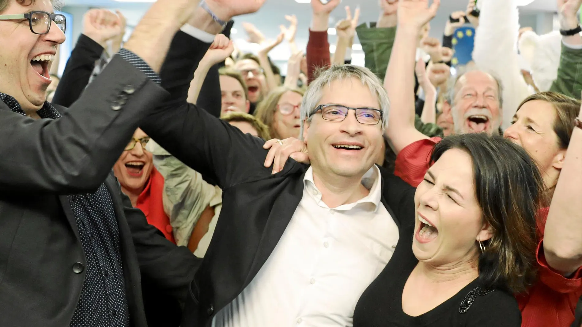 Annalena Baerbock, líder de los verdes alemanes, y el eurodiputado Sven Giegold celebran con otros compañeros los resultados de las pasadas elecciones europeas / Ap
