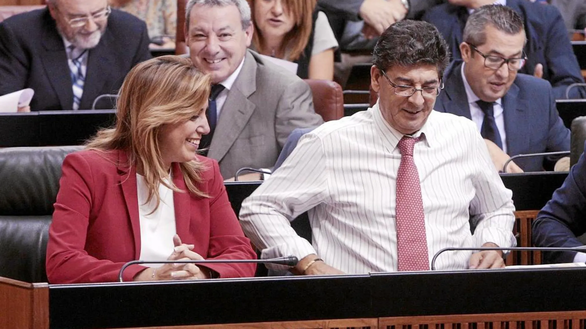 La presidenta de la Junta, la socialista Susana Díaz, junto al vicepresidente de IU, Diego Valderas, ayer en el Parlamento