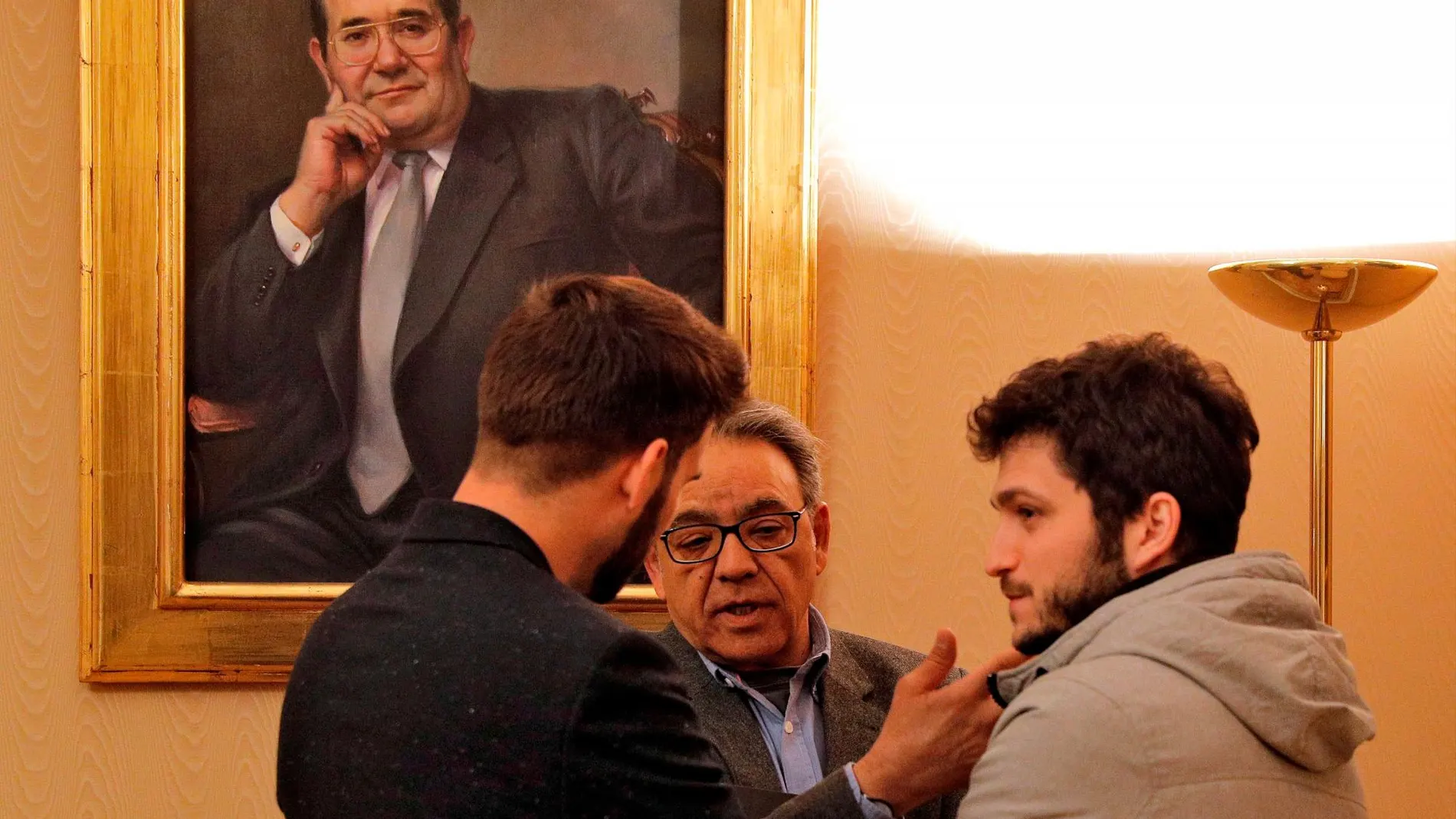 Los síndicos del Botànic, Manuel Mata, Fran Ferri y Antonio Estañ conversan antes de la Junta de Síndics, mientras el expresidente Lizondo parece contemplarles