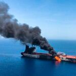 Imagen del buque petrolero noruego Front Altair en llamas / Efe