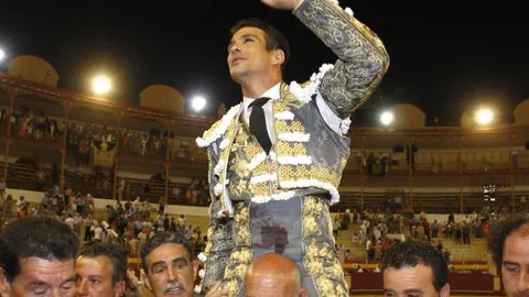 El alicantino abandona a hombros el coso almeriense