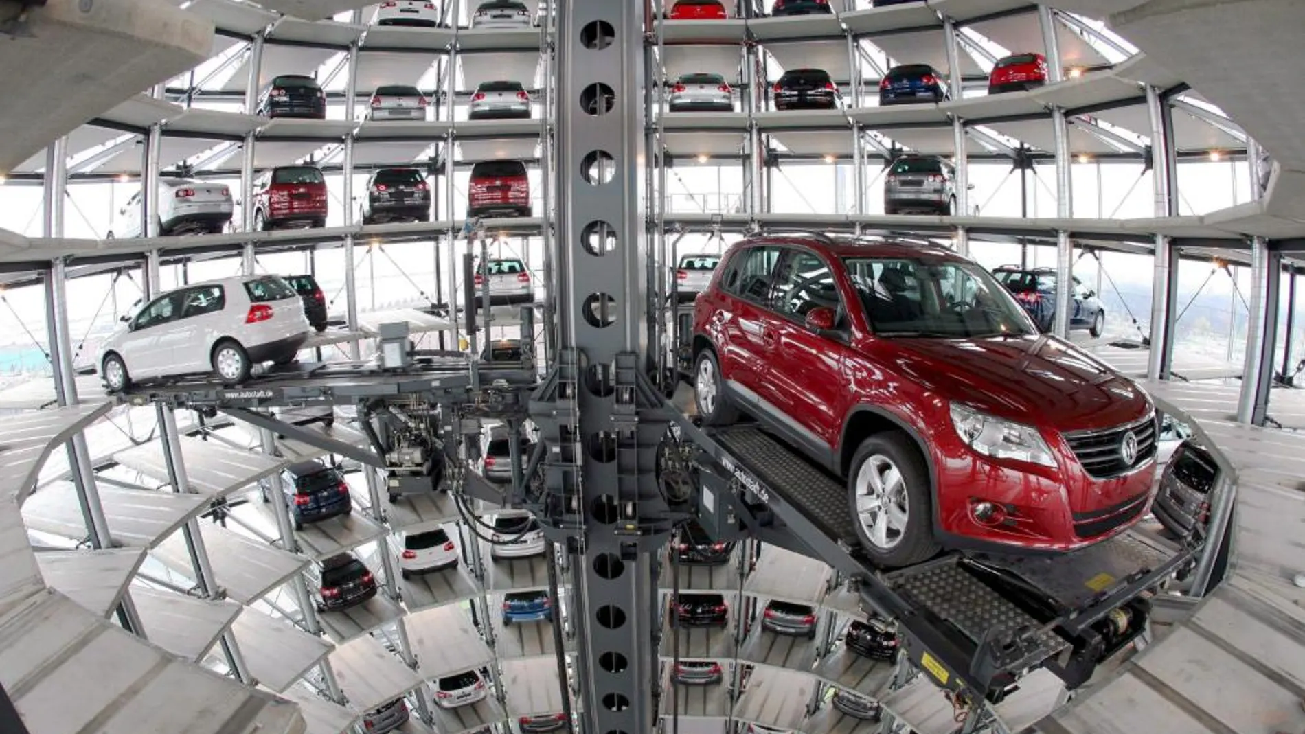 Fotografía fechada el 30 de noviembre de 2007 de un vehículo Volkswagen Tiguan en la fábrica de la compañía en Wolfsburgo (Alemania). EFE/Jochen Luebke