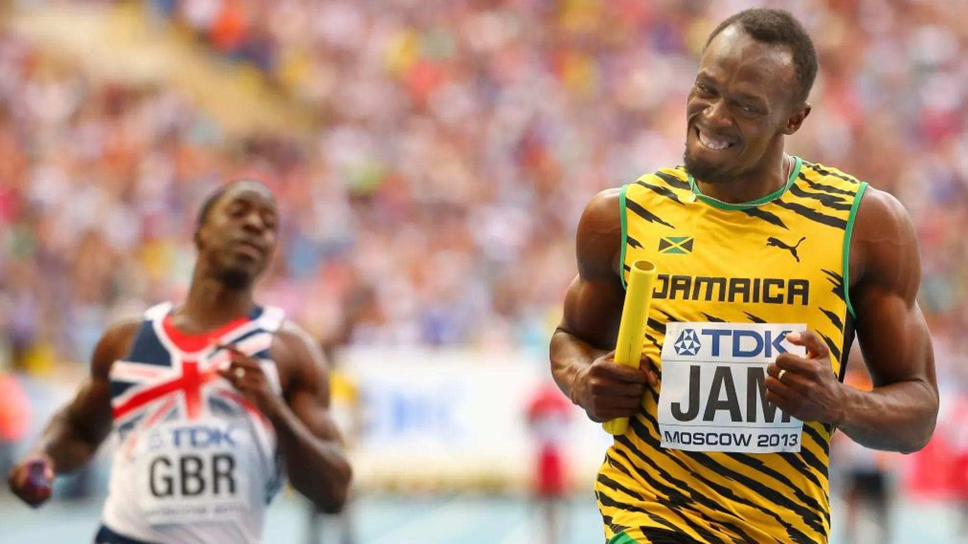 Usain Bolt cruza la meta en primer lugar en el 4x100