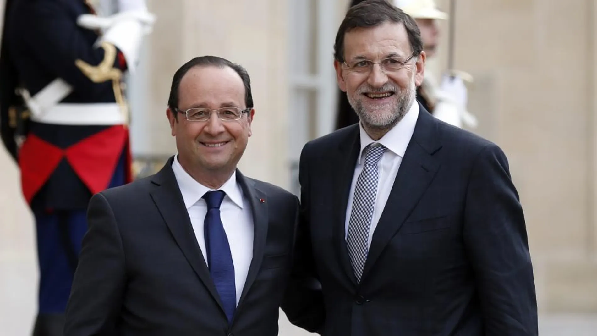 Francois Hollande saluda a Mariano Rajoy en el Palacio del Eliseo.