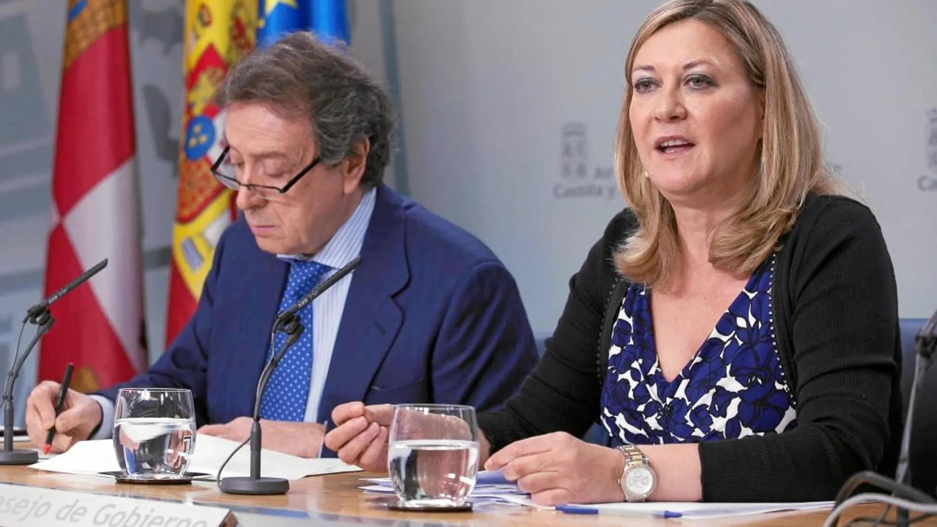 La consejera de Hacienda, Pilar del Olmo, junto a De Santiago-Juárez, en uno de los últimos Consejos de Gobierno