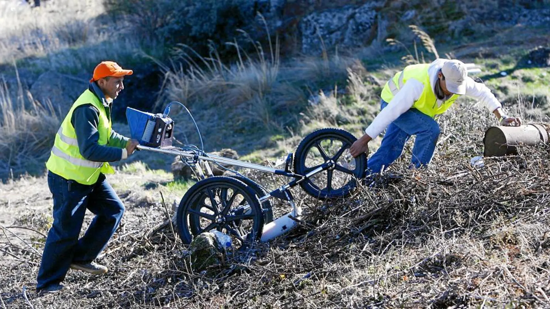 El georradar tiene forma de carrito y rastrea el terreno mediante ondas electromagnéticas