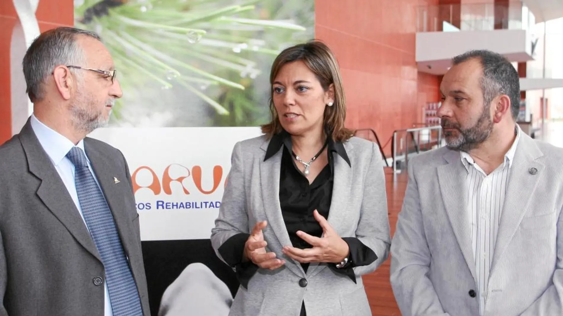 Milagros Marcos, junto con el presidente de la Asociación de Alcohólicos Rehabilitados de CyL, Rafael Sánchez Medinilla, y de Valladolid, Julián Rodríguez