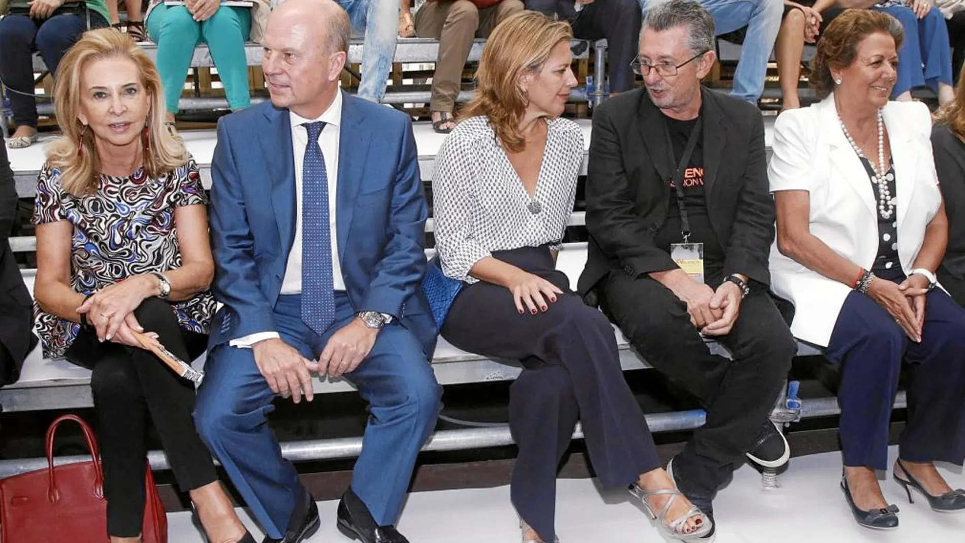 Mayrén Beneyto, Máximo Buch, Paula Sánchez de León, Álex Villar y Rita Barberáestuvieron presentes ayer la pasarela valenciana