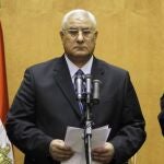 Adly Mansour, en el centro de la imagen, durante el acto de toma de posesión como presidente interino