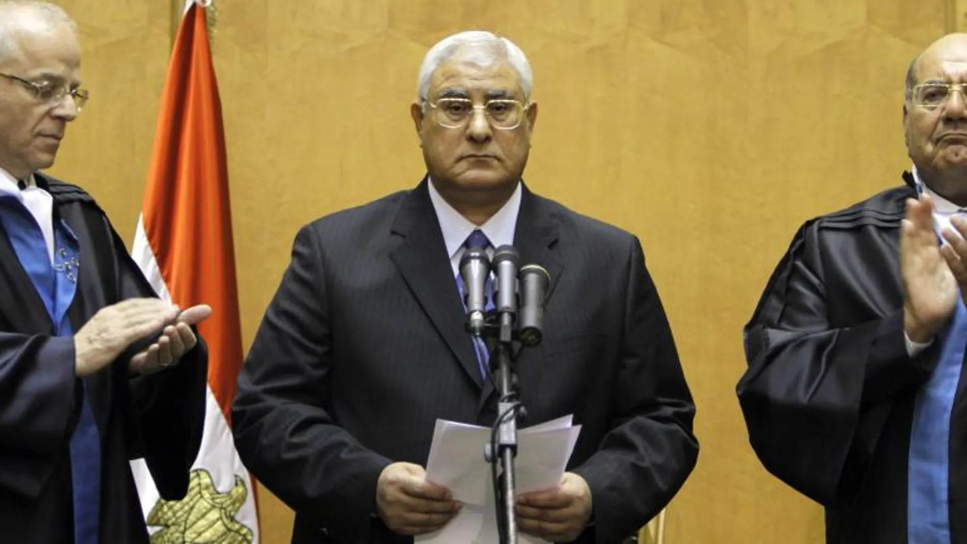 Adly Mansour, en el centro de la imagen, durante el acto de toma de posesión como presidente interino