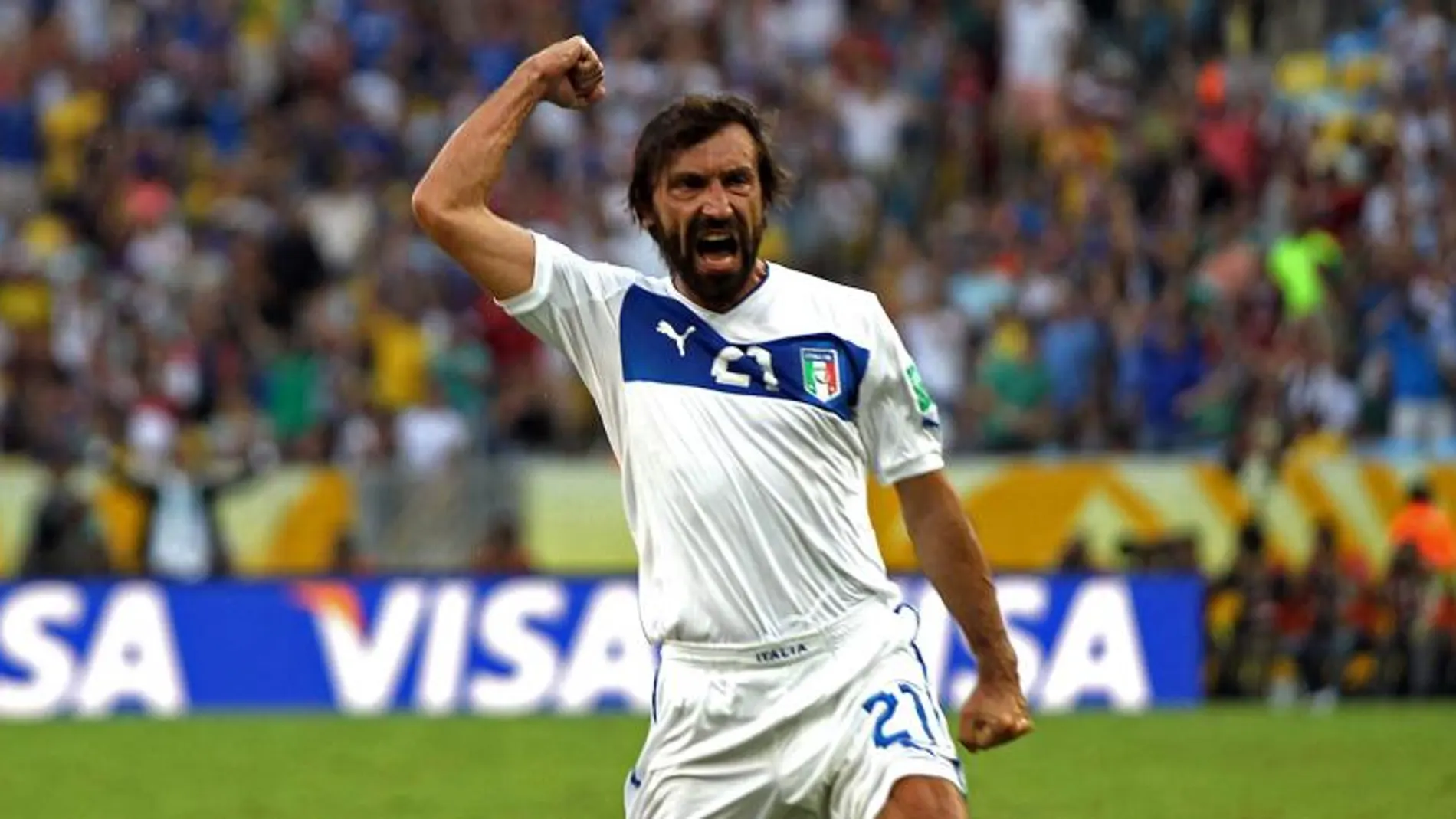 El centrocampista de Italia Andrea Pirlo celebra el gol que ha marcado ante la selección de México