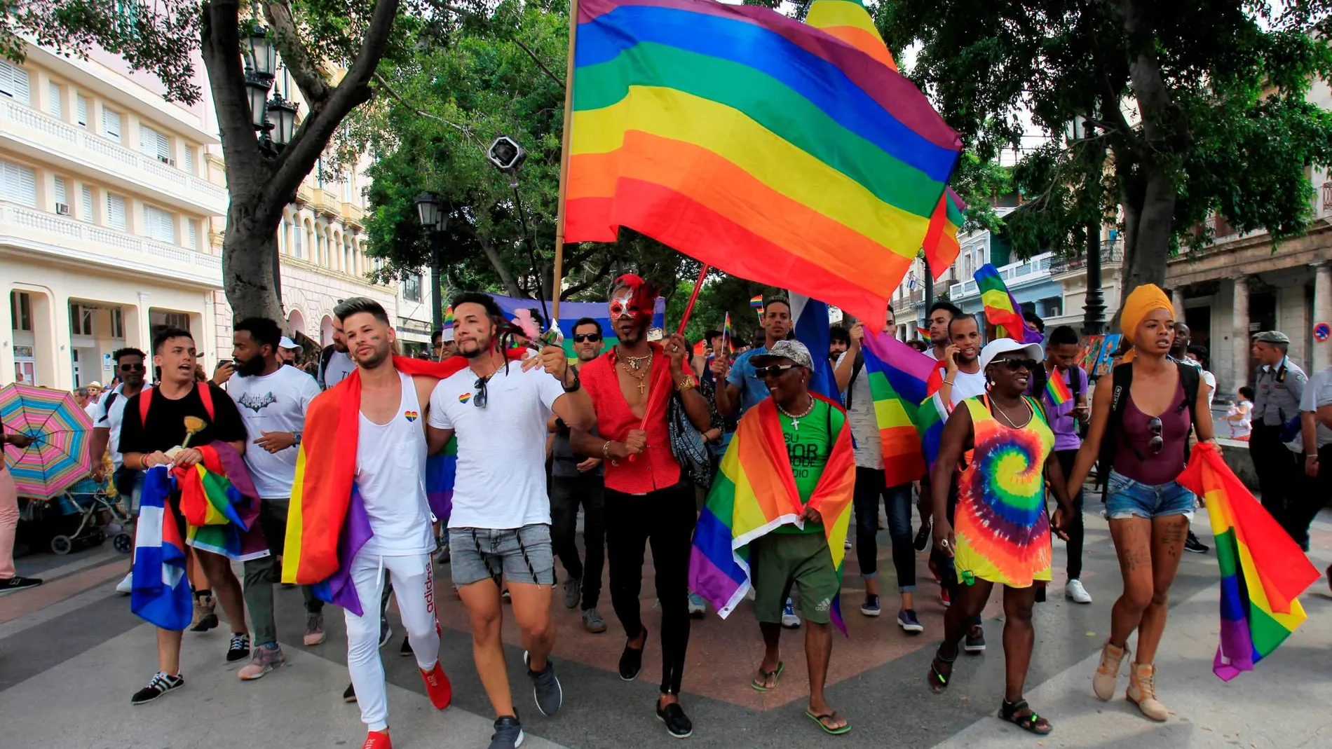 Activistas LGTB en una manifestación por las calles de La Habana