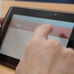 Un investigador muestra la herramienta informática en una tableta