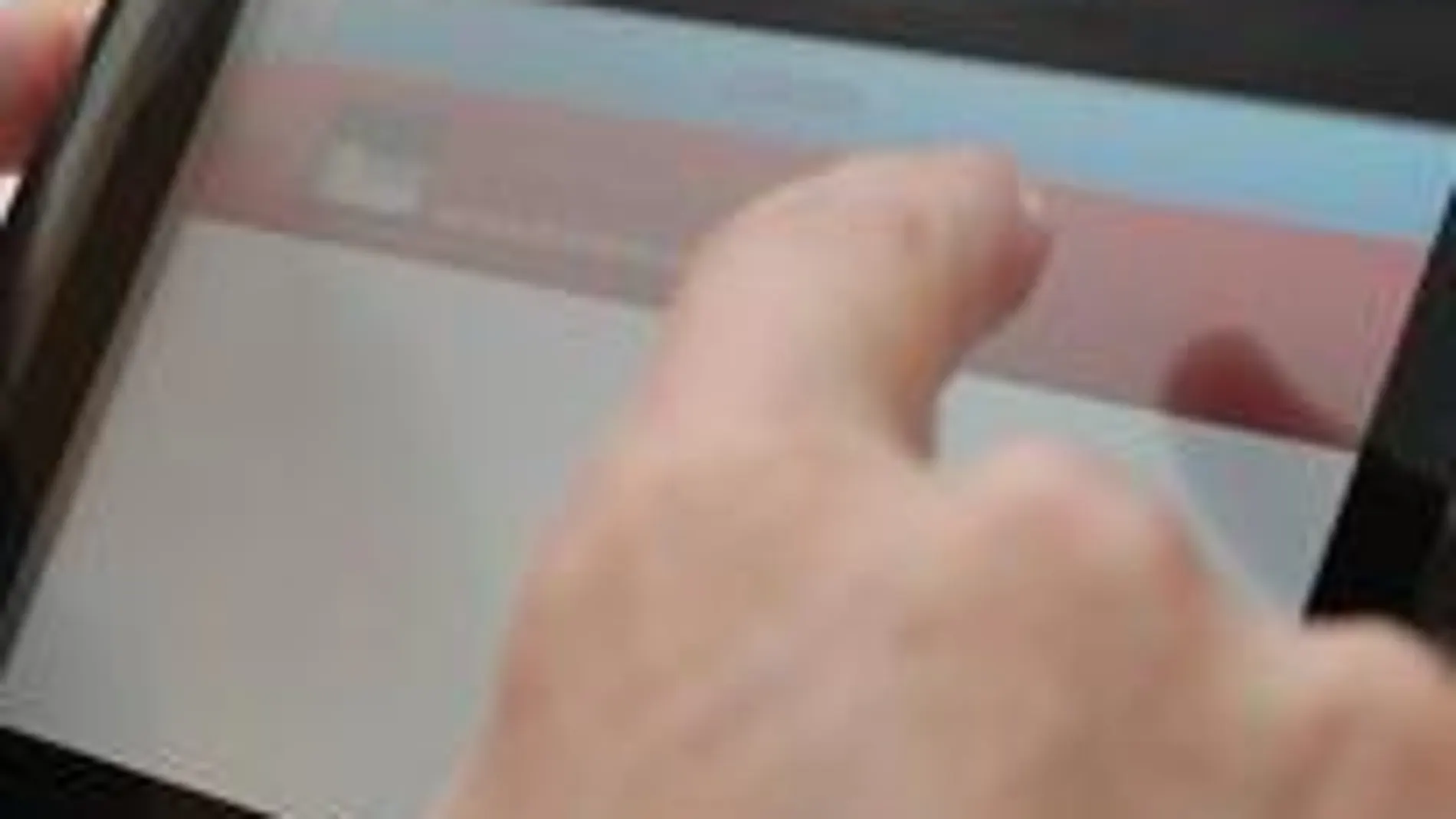 Un investigador muestra la herramienta informática en una tableta