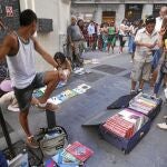 Los jóvenes que venden sus libros se agolpan en la calle Libreros