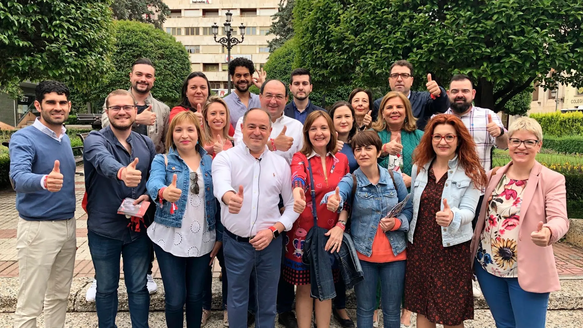 El candidato del PSOE a la Alcaldía de Albacete, Emilio Sáez, con su candidatura