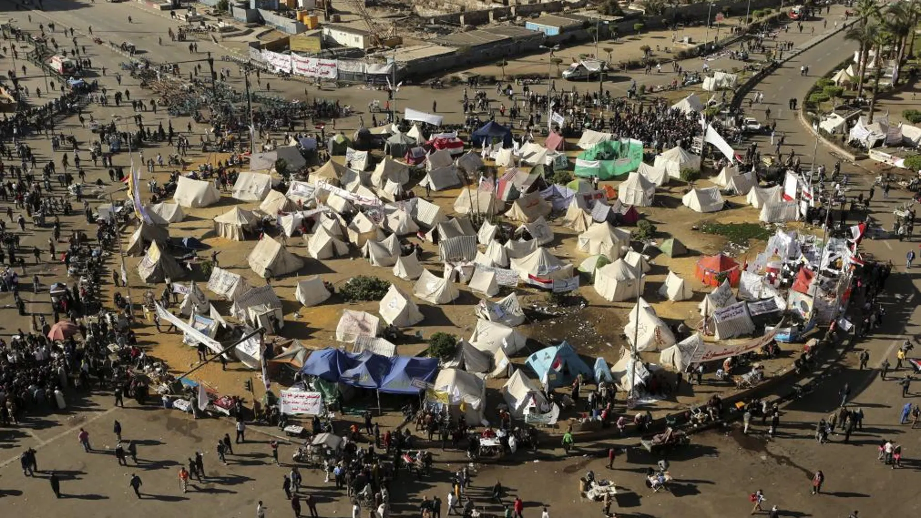 Manifestantes se van concentrando en la plaza Tahrir en contra del presidente egipcio Mohamed Morsi en El Cairo (Egipto) hoy, viernes 7 de diciembre de 2012