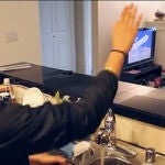 Una persona cambia de canal con un gesto de la mano