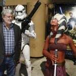 George Lucas posa junto a algunos personajes de la saga de La Guerra de las Galaxias