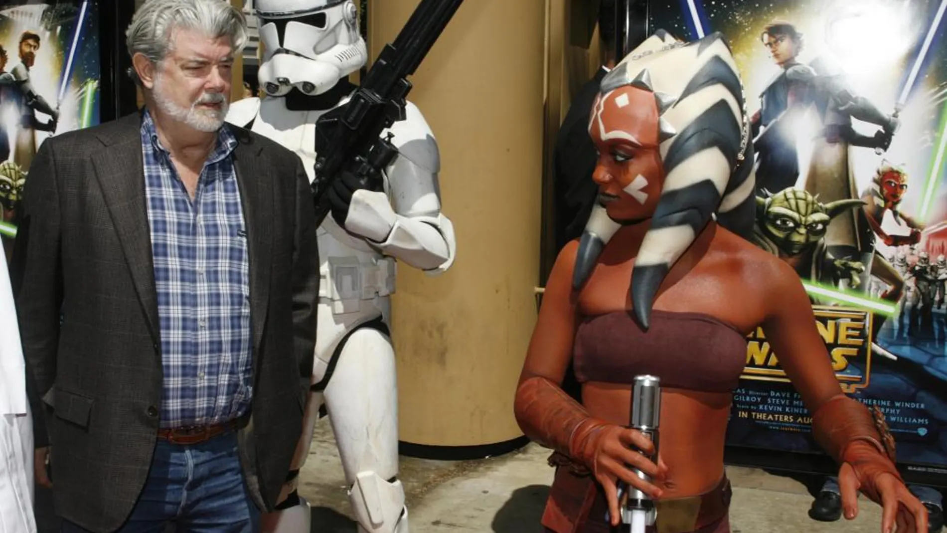 George Lucas posa junto a algunos personajes de la saga de La Guerra de las Galaxias