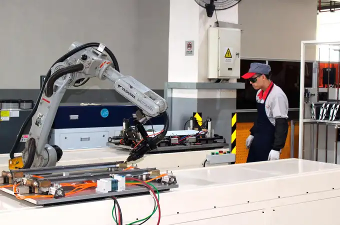 China cambia 10 empleados por un robot