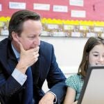 El primer ministro, David Cameron, durante su visita a una escuela