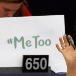 Un cartel con el lema MeToo en el Parlamento Europeo/Reuters