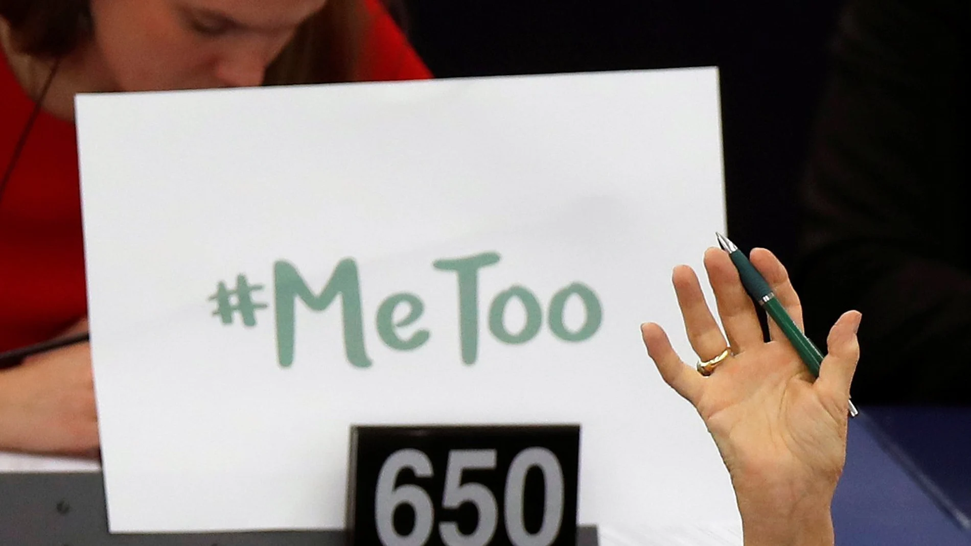 Un cartel con el lema MeToo en el Parlamento Europeo/Reuters