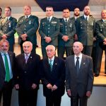 Foto de familia del subdelegado del Gobierno en Burgos, Pedro de la Fuente, con los guardias civiles jubilados homenajeados