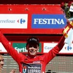 El ciclista estadounidense Christopher Horner, del equipo Radioshack, en el podio con el maillot rojo de líder tras vencer la tercera etapa de la Vuelta Ciclista a España