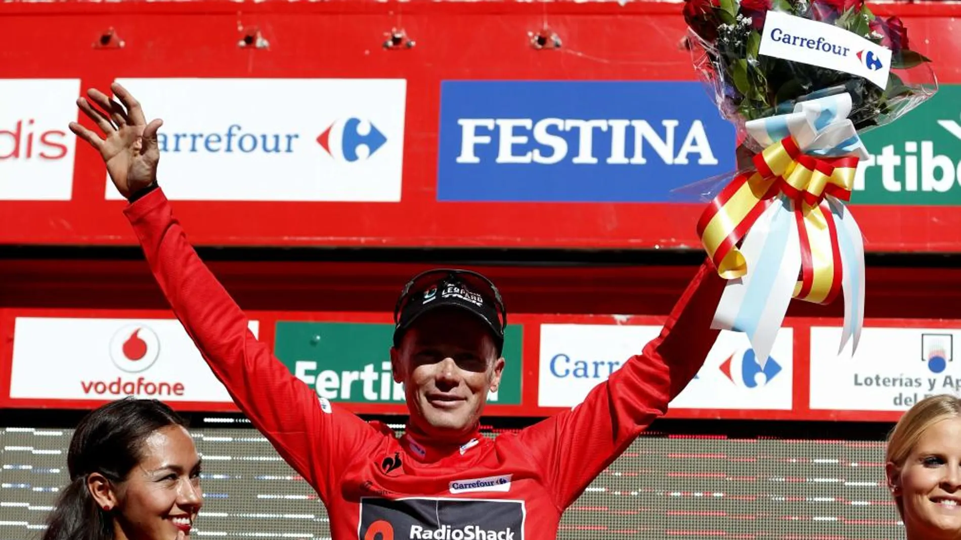 El ciclista estadounidense Christopher Horner, del equipo Radioshack, en el podio con el maillot rojo de líder tras vencer la tercera etapa de la Vuelta Ciclista a España