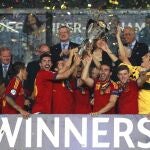 Los jugadores alzan el trofeo y celebran la victoria en el Europeo sub'21