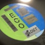 No llevar la etiqueta colocada puede acarrear una multa de 15 euros al circular por Madrid.