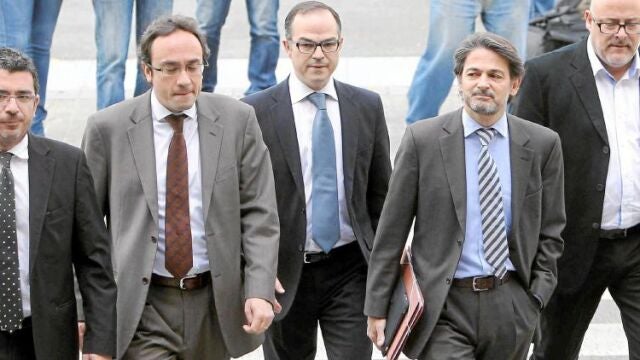 La cúpula de CDC casi al completo arropó a Oriol Pujol a su llegada al Palacio de la Justicia en abril. Ayer, Daniel Fernández estuvo acompañado por sus compañeros en su visita al TSJC