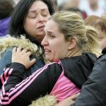 Varias mujeres lloran en las inmediaciones del Pozo Emilio del Valle de Llombera de Gordón