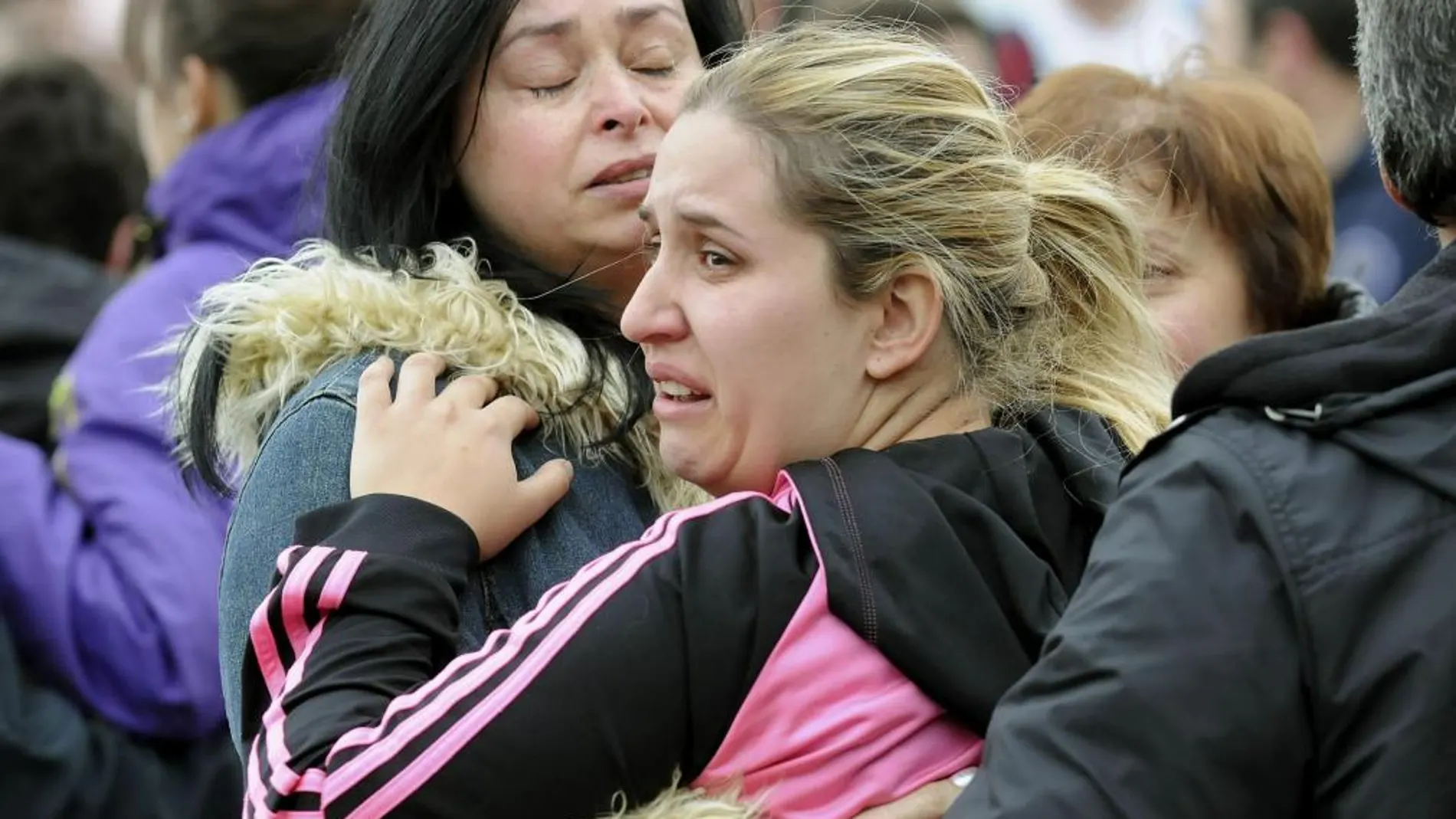 Varias mujeres lloran en las inmediaciones del Pozo Emilio del Valle de Llombera de Gordón