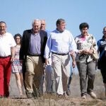 El consejero de Fomento y Medio Ambiente, Antonio Silván, visita los terrenos afectados por el incendio de Castrocontrigo con varios alcaldes de la zona