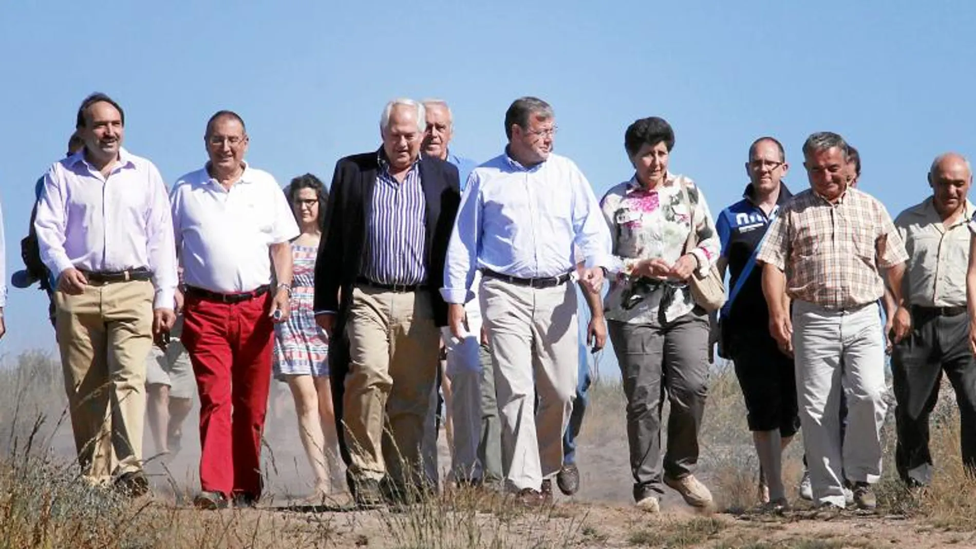 El consejero de Fomento y Medio Ambiente, Antonio Silván, visita los terrenos afectados por el incendio de Castrocontrigo con varios alcaldes de la zona
