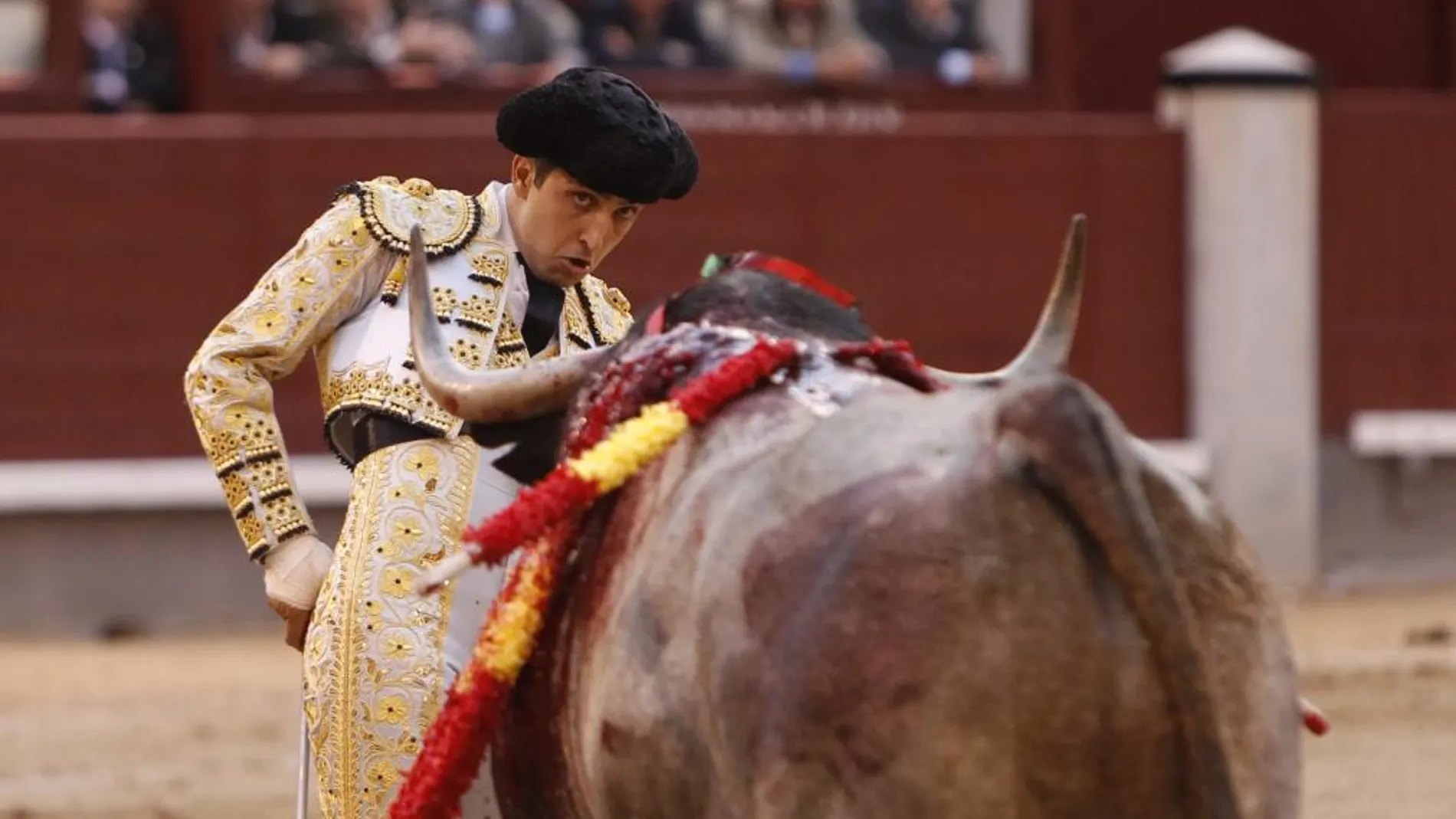 Castaño se cruza para torear al natural al imponente sexto