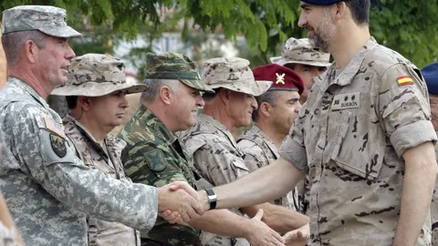 El Príncipe Felipe saluda a varios mandos de los nueve países participantes en las maniobras "Hirex 2013".