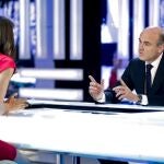 Luis de Guindos, durante la entrevista con la periodista Ana Pastor, en el programa "El objetivo"